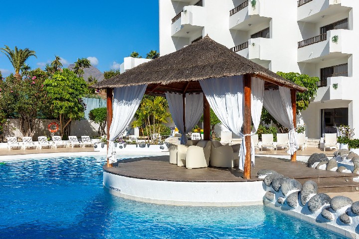 Pihenőzóna a medence mellett