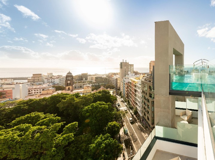 Szálloda terasszal és medencével