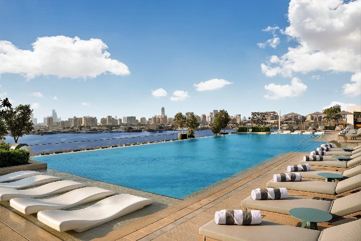 Tetőtéri medence kilátással