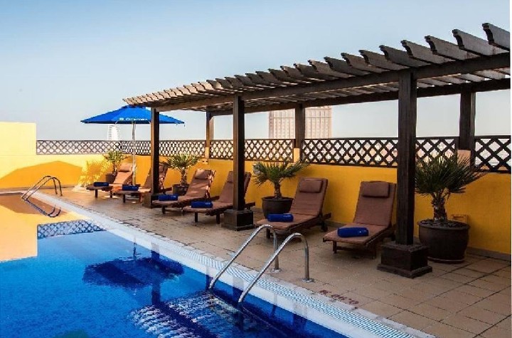 Úszómedence napozóágyakkal