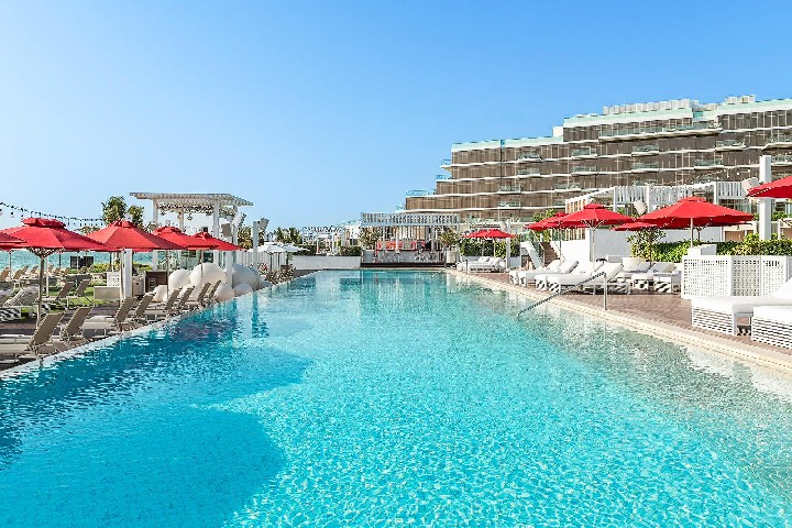 Szálloda és medence