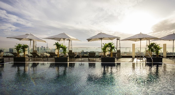 Tetőtéri medence napozóágyakkal és napernyőkkel