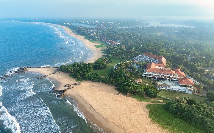 A szálloda és a strand légi felvétele 