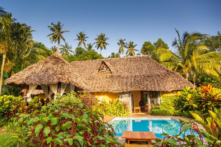 Üdülőhely medencével