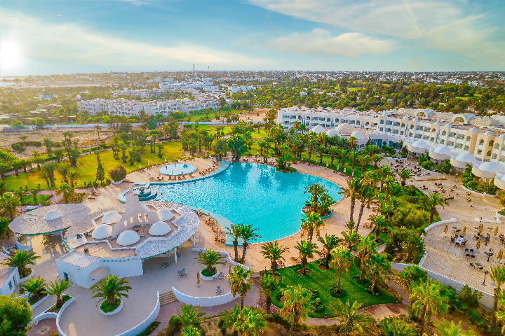 Kilátás az úszómedencére