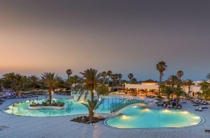 Esti kilátás a medencére