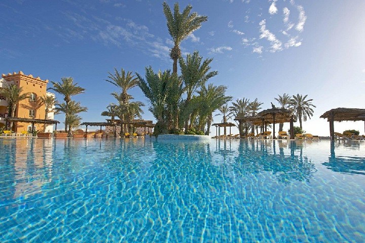 Kilátás az úszómedencére