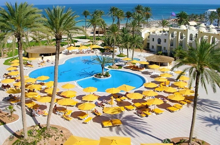 Kilátás az úszómedencére