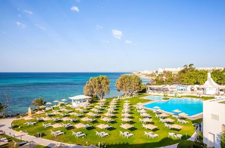 Medencére és tengerre néző