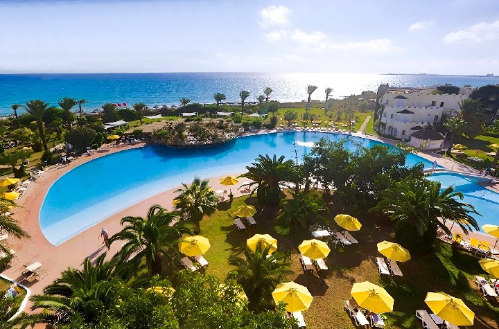 Kilátás az úszómedencére