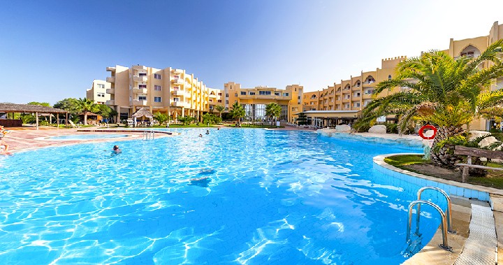 Kilátás az úszómedencére