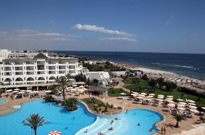 Kilátás a medencére és a strandra