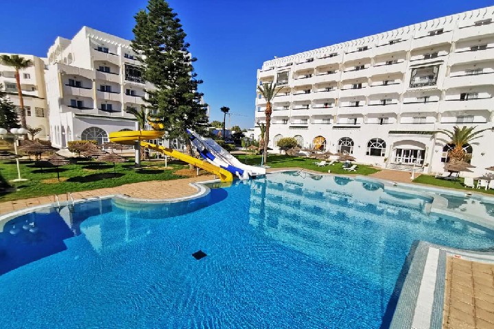 Kilátás az úszómedencére