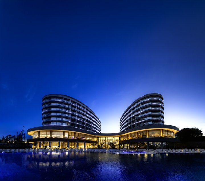 Éjszakai kilátás a szállodára medencével