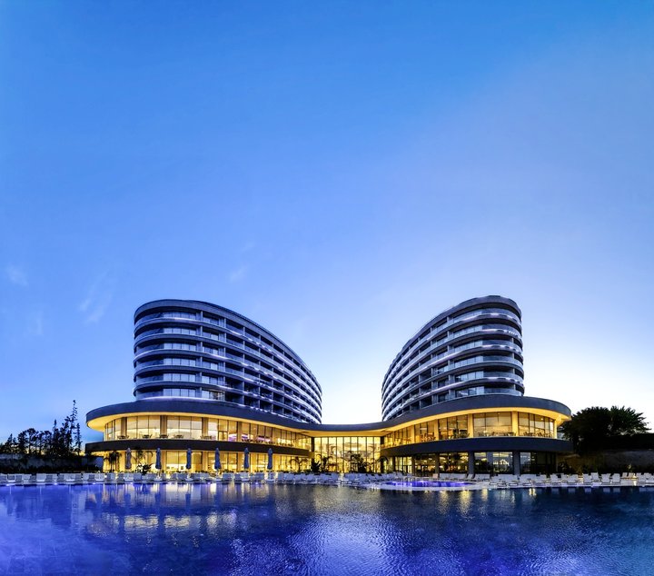 Kilátás a szállodára medencével