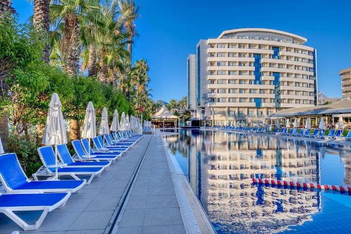 Szálloda és medence