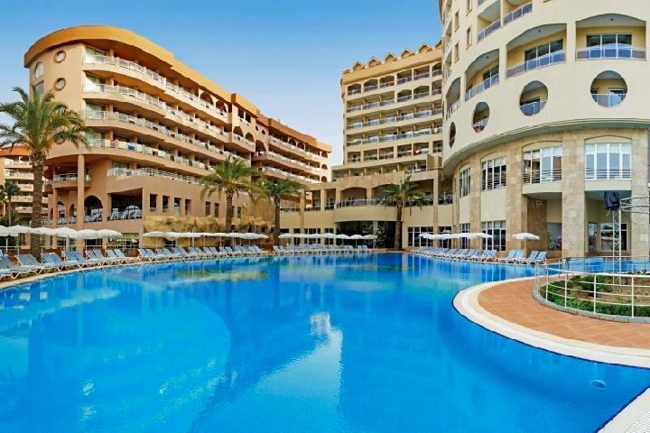 Úszómedence a szállodával